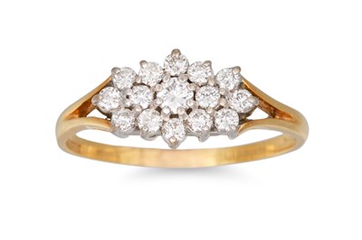 Lot 392 - A DIAMOND CLUSTER RING, the brilliant cut...