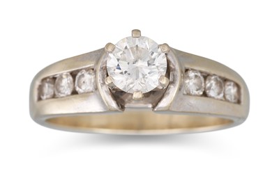 Lot 221 - A DIAMOND SOLITAIRE RING, the round brilliant...