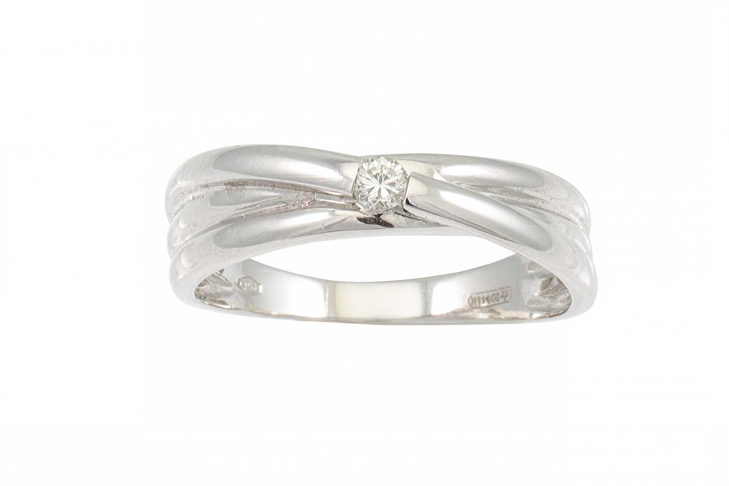 Lot 208 - A DIAMOND SOLITAIRE RING, banded cross over...