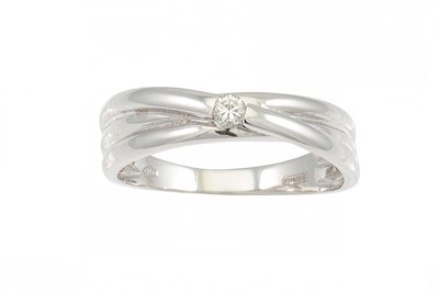 Lot 208 - A DIAMOND SOLITAIRE RING, banded cross over...