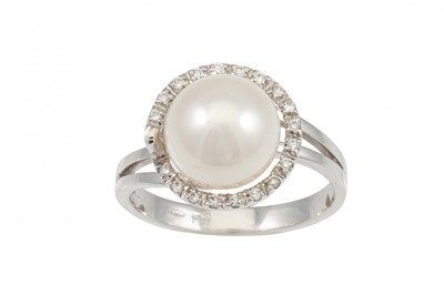 Lot 211 - A DIAMOND AND PEARL RING, the central pearl...
