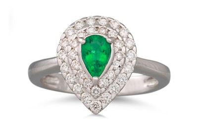 Lot 93 - A DIAMOND AND EMERALD RING, the pear shaped...