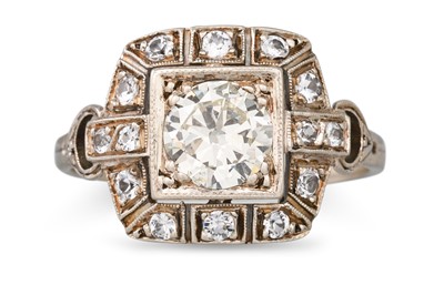 Lot 94 - A DIAMOND CLUSTER RING, the old cut diamond to...