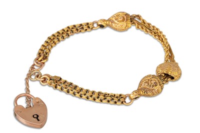 Lot 137 - AN ANTIQUE GOLD ALBERTINA BRACELET, heart...