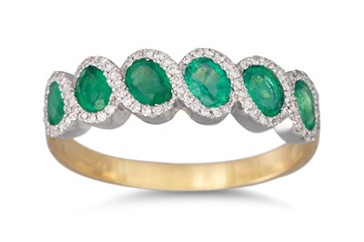 Lot 138 - A DIAMOND AND EMERALD CLUSTER RING, the six...