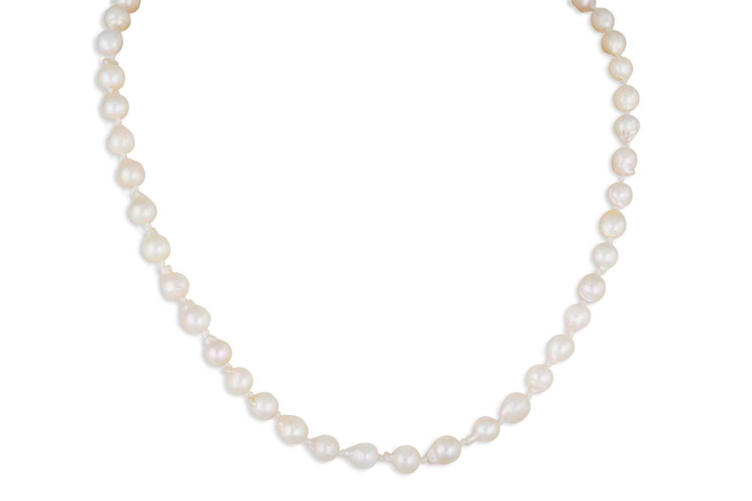 Lot 141 - A CULTURED PEARL NECKLACE, with 9ct gold clasp