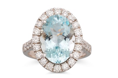 Lot 168 - AN AQUAMARINE AND DIAMOND CLUSTER RING, the...