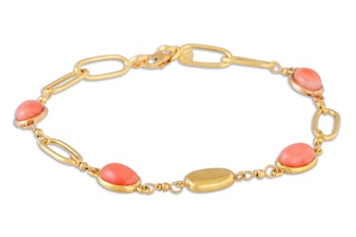 Lot 170 - A CORAL BRACELET, to 18ct yellow gold links