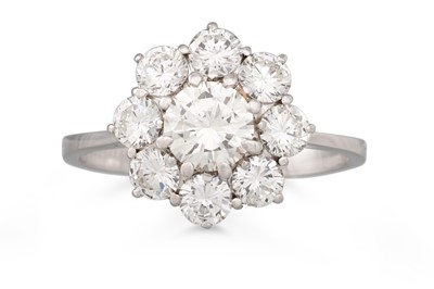 Lot 179 - A DIAMOND CLUSTER RING, the brilliant cut...