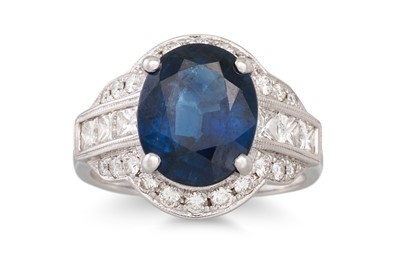 Lot 243 - A DIAMOND AND SAPPHIRE CLUSTER RING, the oval...