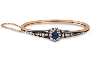 Lot 449 - AN ANTIQUE SAPPHIRE AND DIAMOND BANGLE, set to...