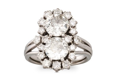 Lot 321 - A VINTAGE DIAMOND CLUSTER RING,set with two...