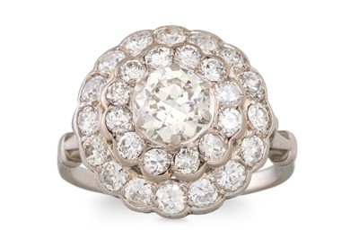 Lot 457 - A VINTAGE DIAMOND CLUSTER RING, the old cut...