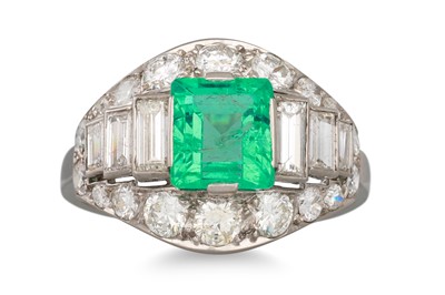 Lot 347 - AN EMERALD AND DIAMOND RING, the rectangular...