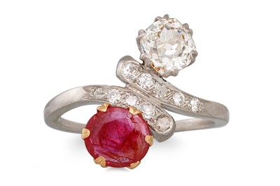 Lot 461 - AN ANTIQUE DIAMOND AND RUBY TOI ET MOI RING,...