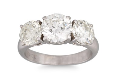 Lot 314 - A THREE STONE DIAMOND RING, the brilliant cut...