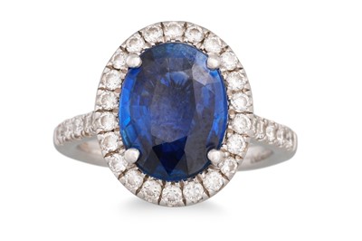 Lot 315 - A SAPPHIRE AND DIAMOND CLUSTER RING, the oval...