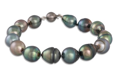 Lot 307 - A CULTURED TAHITIAN PEARL BRACELET, with...