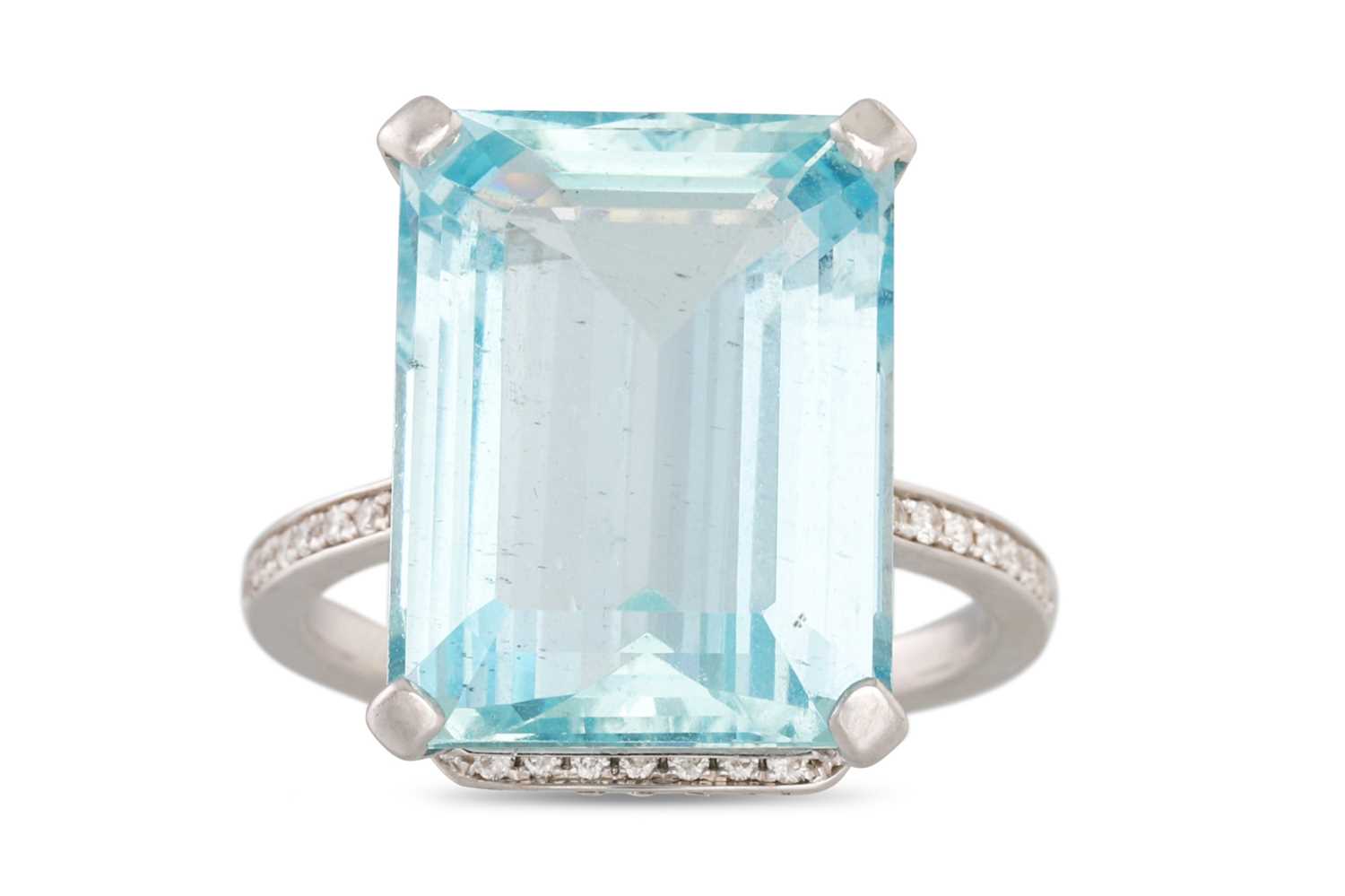 Lot 262 - A RECTANGULAR AQUAMARINE RING, with diamond