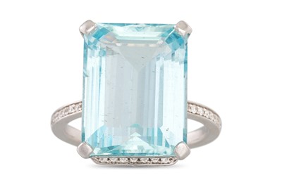 Lot 262 - A RECTANGULAR AQUAMARINE RING, with diamond...