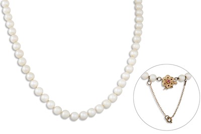Lot 6 - A CULTURED PEARL NECKLACE, with a 14ct gold clasp