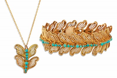 Lot 106 - A TURQUOISE SET BRACELET, each link modelled...